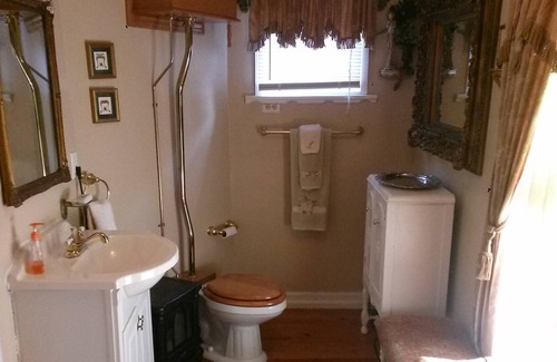 Eureka Springs Historic District Cottage | Love Joy Cottage - Historic District - Main Street