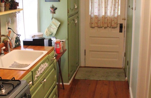 Eureka Springs Historic District Cottage | Love Joy Cottage - Historic District - Main Street