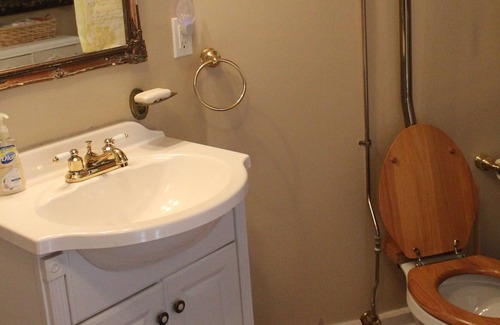 Eureka Springs Historic District Cottage | Love Joy Cottage - Historic District - Main Street