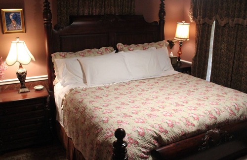 Eureka Springs Historic District Cottage | Love Joy Cottage - Historic District - Main Street