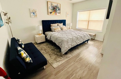 Elizabeth Condo | Love Lounge Condo with King bed & Balcony