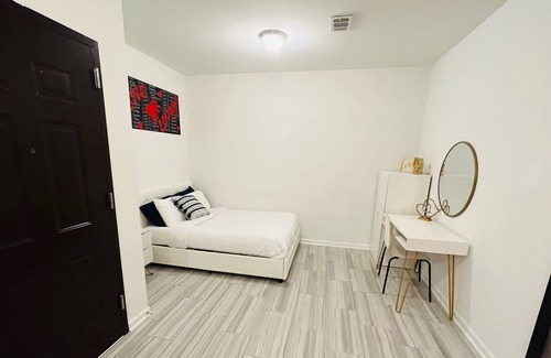 Elizabeth Condo | Love Lounge Condo with King bed & Balcony