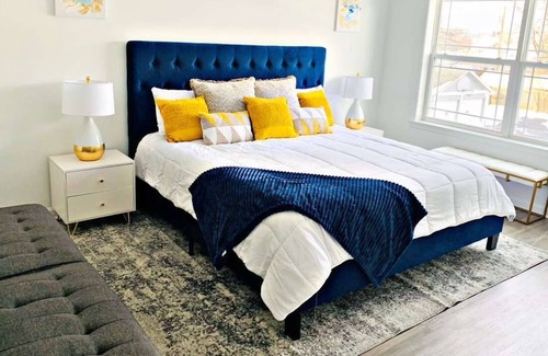 Elizabeth Condo | Love Lounge Condo with King bed & Balcony