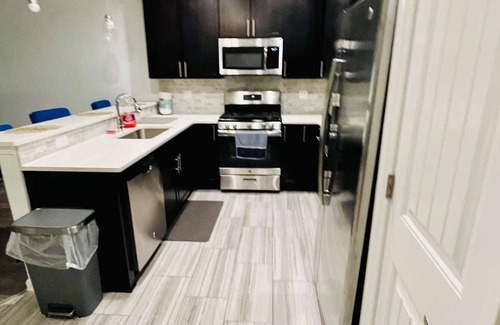 Elizabeth Condo | Love Lounge Condo with King bed & Balcony
