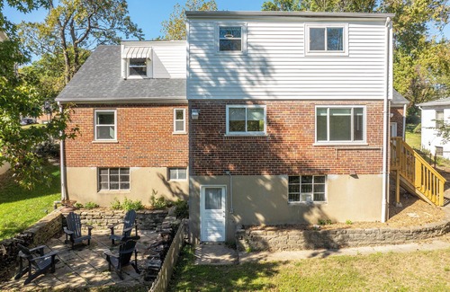 Silverton House | Love ‘n Life Haven – Spacious and Serene 5 BDR, Short Drive to Shopping & Dining