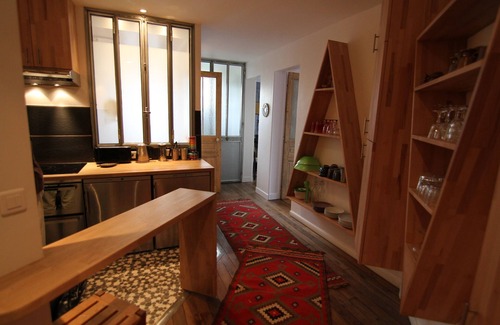 Belleville Apartment | Love Nest In Paris quiet & Good Light Sun