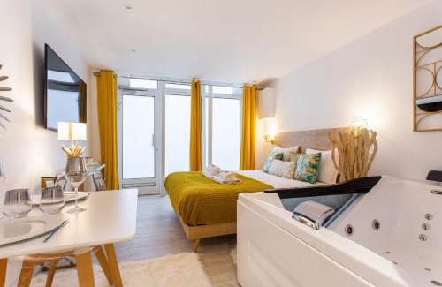 Batignolles Apartment | Love room - 2P with Jacuzzi