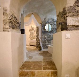 Mercury Apartment | Love Room du Château Fort - Jacuzzi & Insolite !