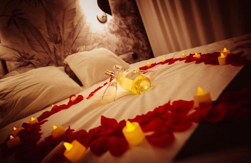 Notre-Dame-Limite Hotel | Love Room du Mont d'Or - Baignoire SPA - Minibar offert