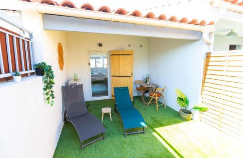 Notre-Dame-Limite Hotel | Love Room du Mont d'Or - Baignoire SPA - Minibar offert