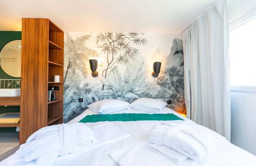Notre-Dame-Limite Hotel | Love Room du Mont d'Or - Baignoire SPA - Minibar offert