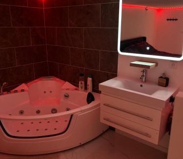 Camaret-sur-Aigues Hotel | Love room