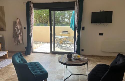 Paizay-le-Chapt Apartment | Love room