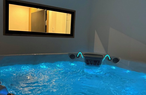 Istres Apartment | Love room/private jacuzzi/exceptional accommodation