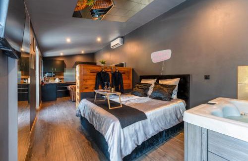 Caderousse Apartment | Love Room - Villa Rhôna