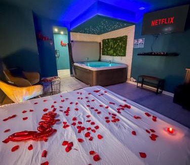 Wasquehal Apartment | Love & Spa - Jacuzzi - Netflix - Métro - Wifi