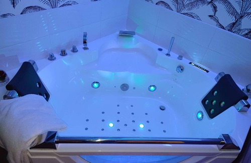 Criquebeuf-sur-Seine Ski Chalet | Love Story Chalet: Country wellness with Jacuzzi and sauna