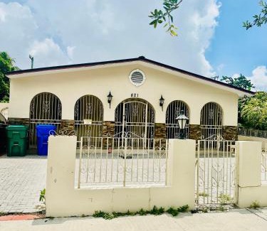 West Little Havana House | Love Story Pool House, free parking & BBQ