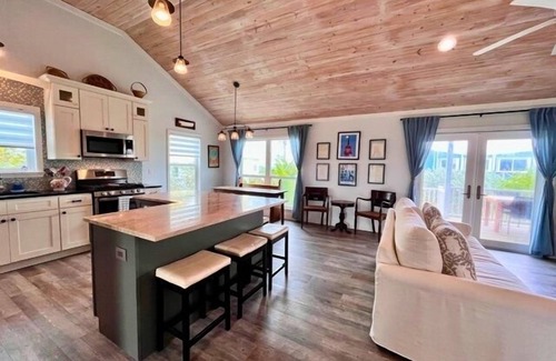 Hope Town Cottage | Love the beach? Then Peace of Cake will be your perfect vacation spot!