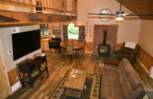 Leeper Cabin | Love to hike, kayak or just relax? Bring your friends, family, and dogs!