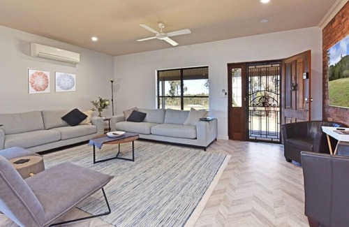 Lovedale House | Lovedale Pet/Family Friendly Homestead Pool Fireplace Wifi BBQ