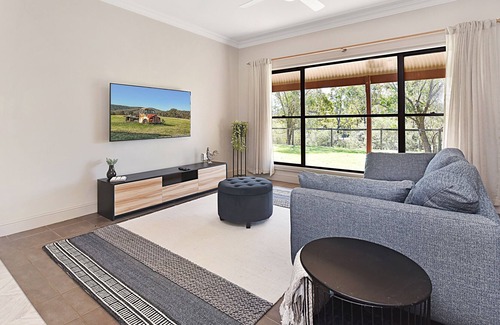 Lovedale House | Lovedale Pet/Family Friendly Homestead Pool Fireplace Wifi BBQ