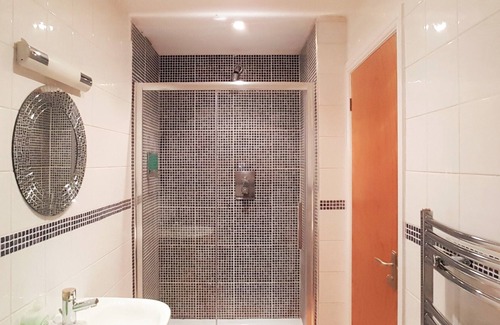 Swindon Apartment | Lovely 1 bed, Modern, Sleeps 5, Wifi, Parking