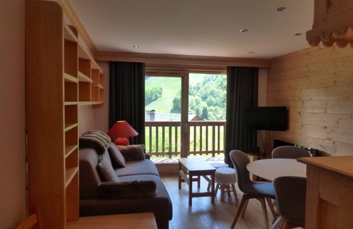 Meribel Centre Apartment | Lovely 1-bedroom apt in Méribel, terrace, ski nearby, 5 guests, WiFi