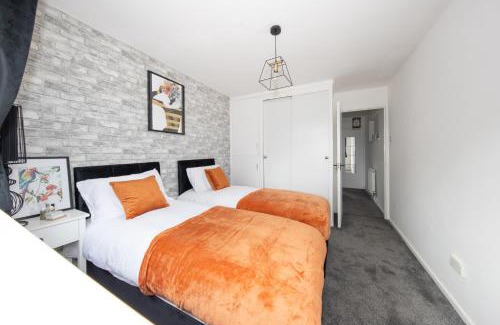 Luton Apartment | Lovely 1 bedroom home with free parking- Contractor friendly
