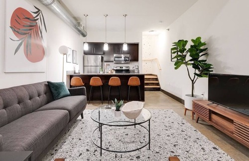 Monroe Ward Apartment | Lovely 1-Bedroom Loft with Free Parking and Wifi