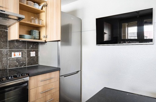 North West Apartment | Lovely 1-bedroom property with balcony in West end