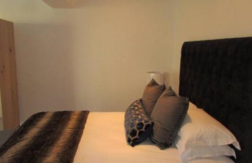Welgemoed Apartment | Lovely 1-bedroom rental with a pool