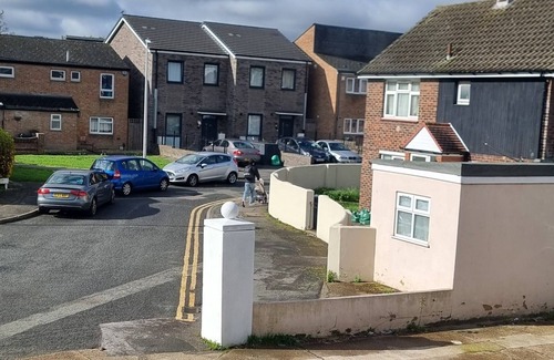 Redbridge Apartment | Lovely 1 bedroom with free parking.