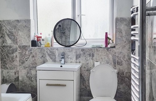 Redbridge Apartment | Lovely 1 bedroom with free parking.