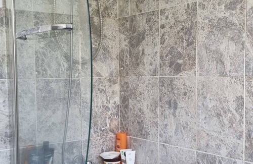 Redbridge Apartment | Lovely 1 bedroom with free parking.