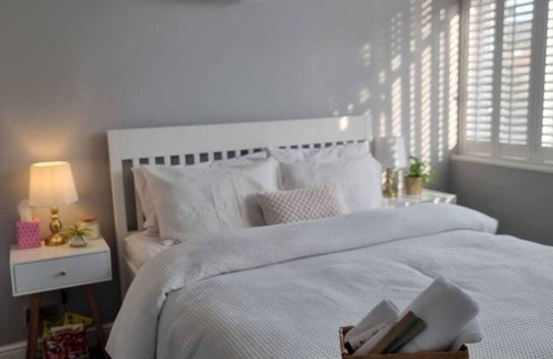 Redbridge Apartment | Lovely 1 bedroom with free parking.