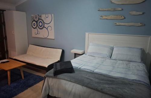 Kloof Apartment | Lovely 1 Queen bed, 1 Sleeper couch Self-catering cottage