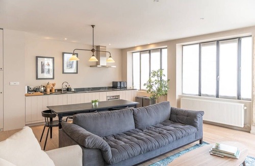 Lower Town Apartment | Lovely 1BD Apt in Brussels city centre, sleeps 4