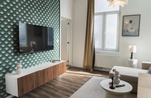 Patershol Apartment | Lovely 1BR & 1LR Apartment, Only 15 Min Walk to City Center