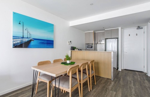Port Melbourne Apartment | Lovely 2 BDR Parking Pool Gym Near Beach
