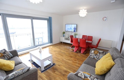 Greenwich Apartment | Lovely 2 bed 2 toilet Hill House river view apartment