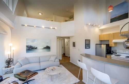 Belltown Condo | Lovely 2 Bed/Bath Penthouse w/Space Needle View