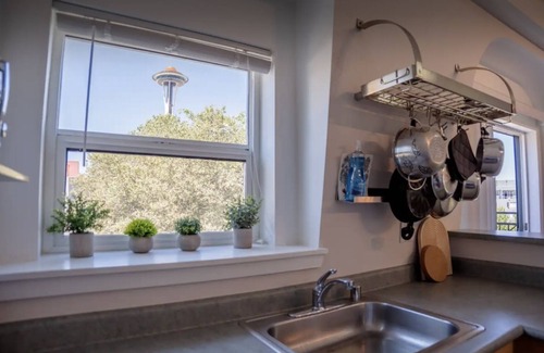 Belltown Condo | Lovely 2 Bed/Bath Penthouse w/Space Needle View