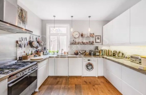 Kensal Green Apartment | Lovely 2 bed flat with Private Garden