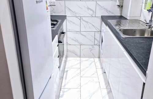 London Borough of Hounslow Apartment | Lovely 2 bed Heathrow/Twickenham + parking