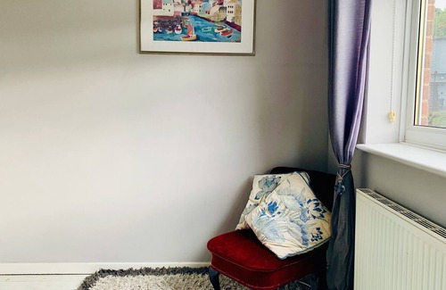 Leeds House | Lovely 2-Bed House in Bramley with Field View