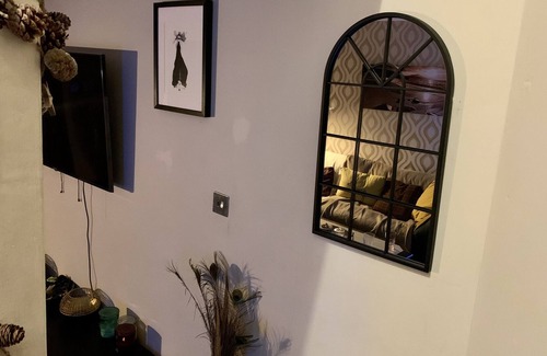 Leeds House | Lovely 2-Bed House in Bramley with Field View