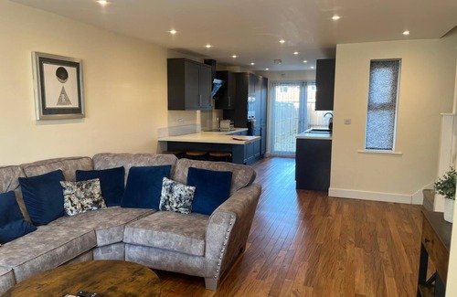 Lincoln House | Lovely 2 bed house in Lincoln, 12 minute walk from the famous Bailgate. Sleeps 5