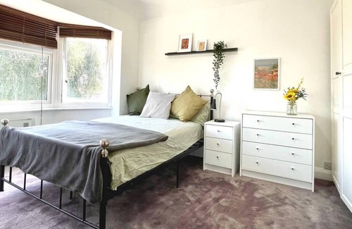 London Borough of Ealing Apartment | Lovely 2-Bed tree-hole in Northolt SouthHarrow