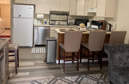 College Apartment | Lovely 2-Bed unit w/ indoor electric fireplace